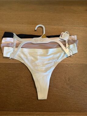 Jessica Simpson 4-Pack invisible linesThong Panties in White, Blush, Black, Nude